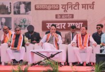 रक्षा मंत्री राजनाथ सिंह के साथ मुख्यमंत्री धामी ने साधली, बडा़ेदरा, गुजरात में सरदार@150 यूनिटी मार्च के अंतर्गत आयोजित सरदार गाथा कार्यक्रम में किया प्रतिभाग