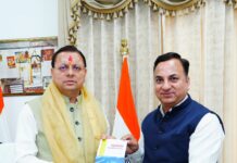 संयुक्त निदेशक के एस चौहान ने मुख्यमंत्री को भेंट की पुस्तक,पुस्तक चौहान के निजी अनुभव पर आधारित